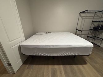 Dream cloud hybrid queen mattress & adjustable bedframe
