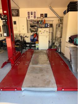 Single post car lift from American Custom Lifts