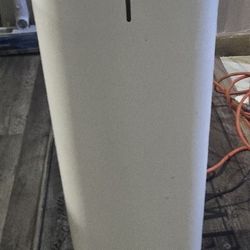 NAME: SAMSUNG DUST CLEANER, DUST BAGS, AND BATTERIES

FEATURES:

SAMSUNG VACUUM TO CLEAN UP DIRT 
BIG STORAGE 
COME WITH DUST BAGS AND BATTERIES