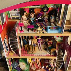 Barbie House And 18 Barbies