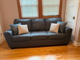 Queen size pull-out couch (sofa bed)