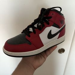 Air Jordan 1 Mid GS 'Chicago Black Toe'