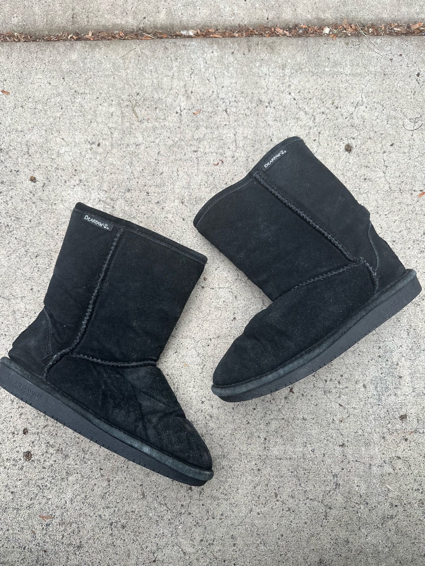 BearPaw Emma short Black Suede Boots size 5