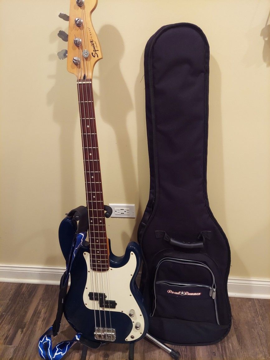 Pbass bass guitar with gigbag and strap