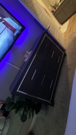 Modern 6-Drawer Dresser – Black with Chrome Accents