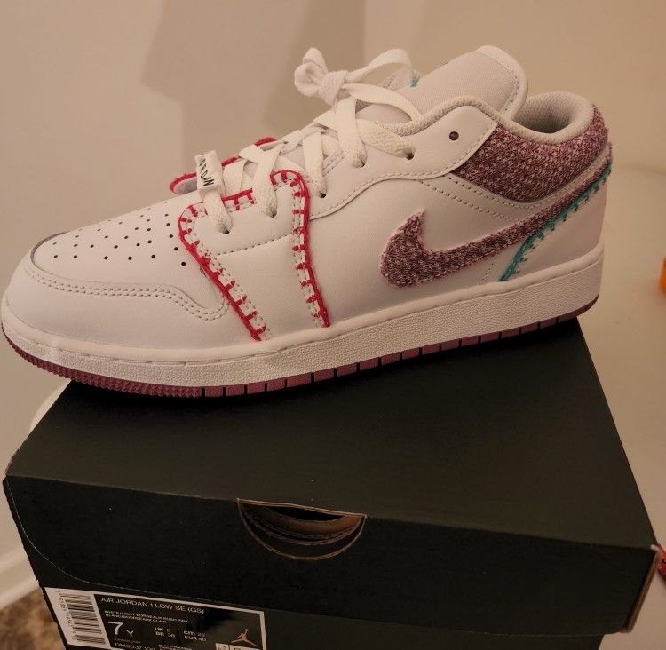 New AIR JORDAN 1 LOW SIZE 7Y