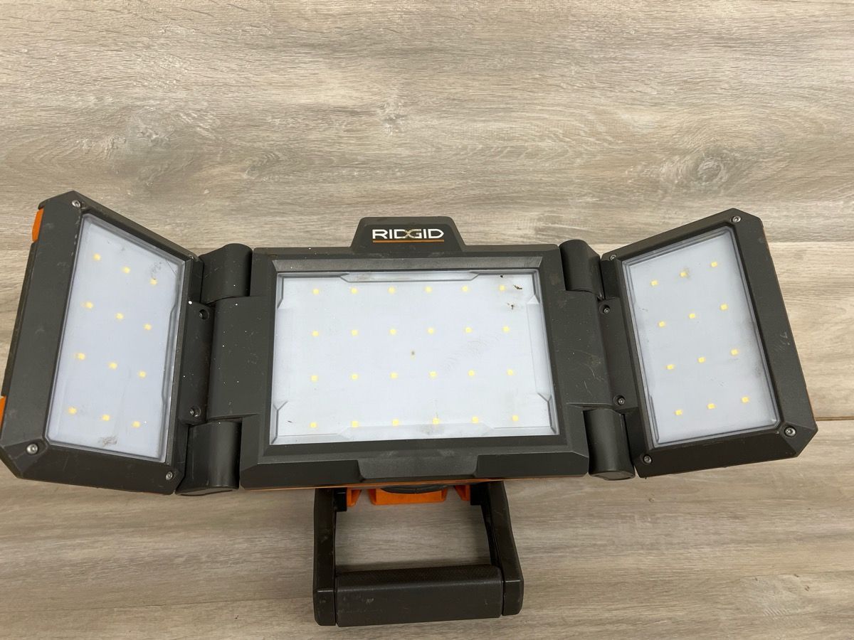 RIDGID TOOLS R8694221 Hybrid Folding Panel Light 18V (PO1021612)