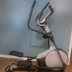 NORDICTRACK E9.5I ELLIPTICAL MACHINE ( LIKE NEW & DELIVERY AVAILABLE TODAY)
