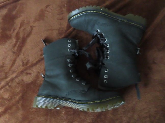 Dr martens yuba best sale
