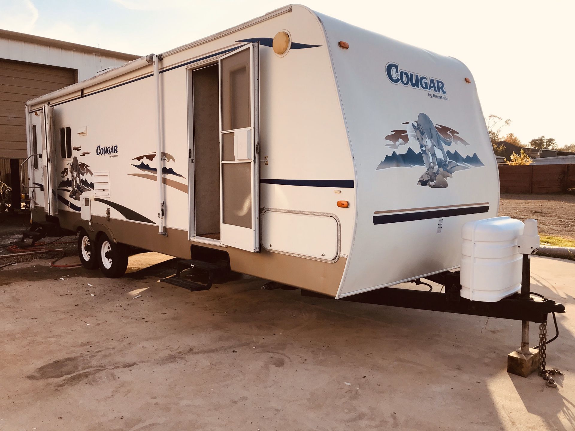 2006 Cougar by keystone 26 foot travel trailer