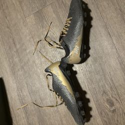 Kids 4.5 Cleats Soccer / Football 