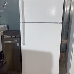 Frigidaire Refrigerator Top Freezer 
