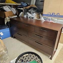 Casana Furniture contemporary 7-drawer dresser.