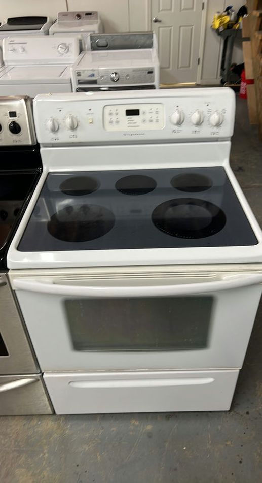 Frigidaire Electric Stove White with SmoothTop