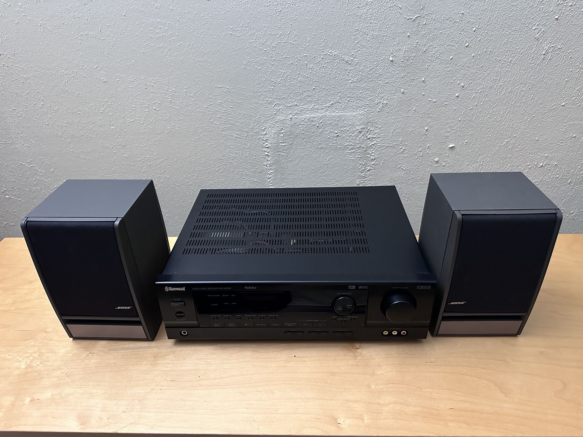 Bose 141 Bookshelf Speakers Gray Black Pair Full, Sherwood RVD-6090R Audio Video Receiver.