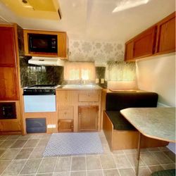 RV TRAILER IN MINT CONDITION 2005