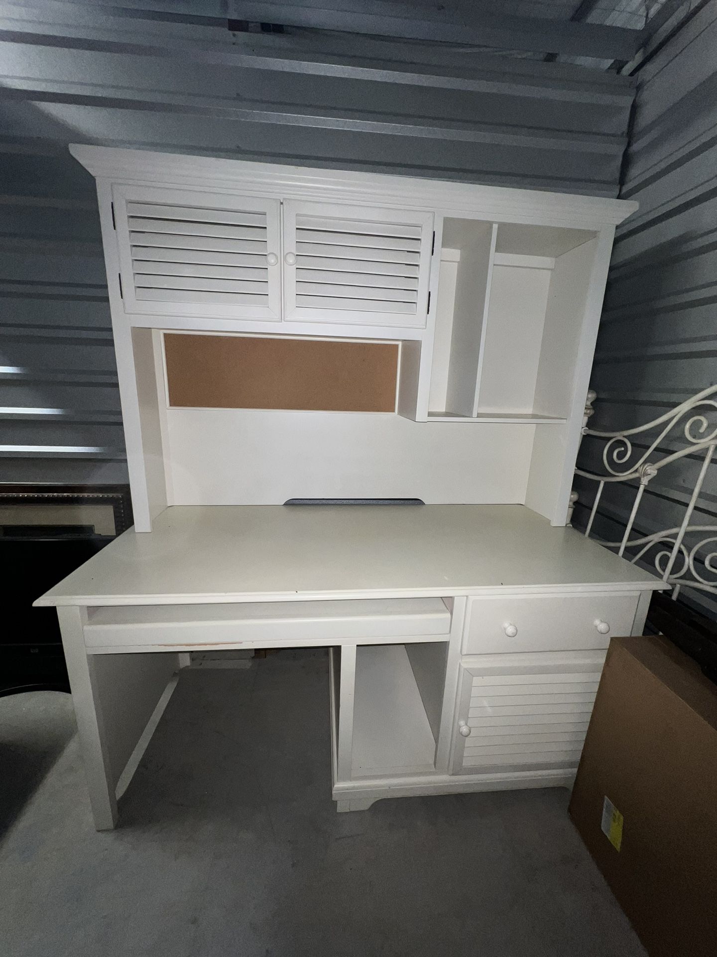 Bella Havertys’ White Desk with Hutch & Swivel Chair
