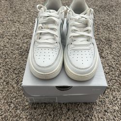 Air Force 1 ( Size 5.5y/ 7 Womens)