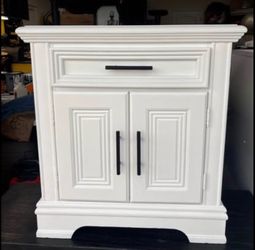 White large nightstand/endtable