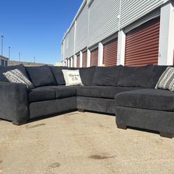 DELIVERY AVAILABLE 🚚🚛🚚 super Nice 3 Piece Reversible Sectional 
