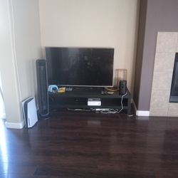 Lg Flat Screen TV With Remote Control 