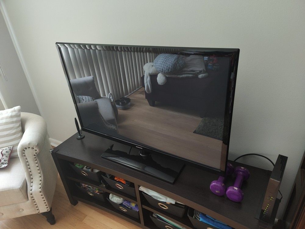 Samsung F4500 Series 4
great condition 43 inch HD Television TV