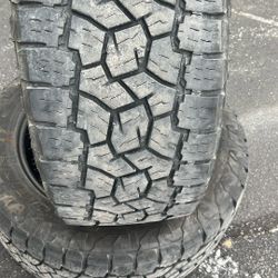 2 Tire 35x12.50R22LT For Sales 