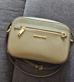 Michael Kors
Jet Set Large Saffiano Leather Crossbody Bag
(OLIVE)