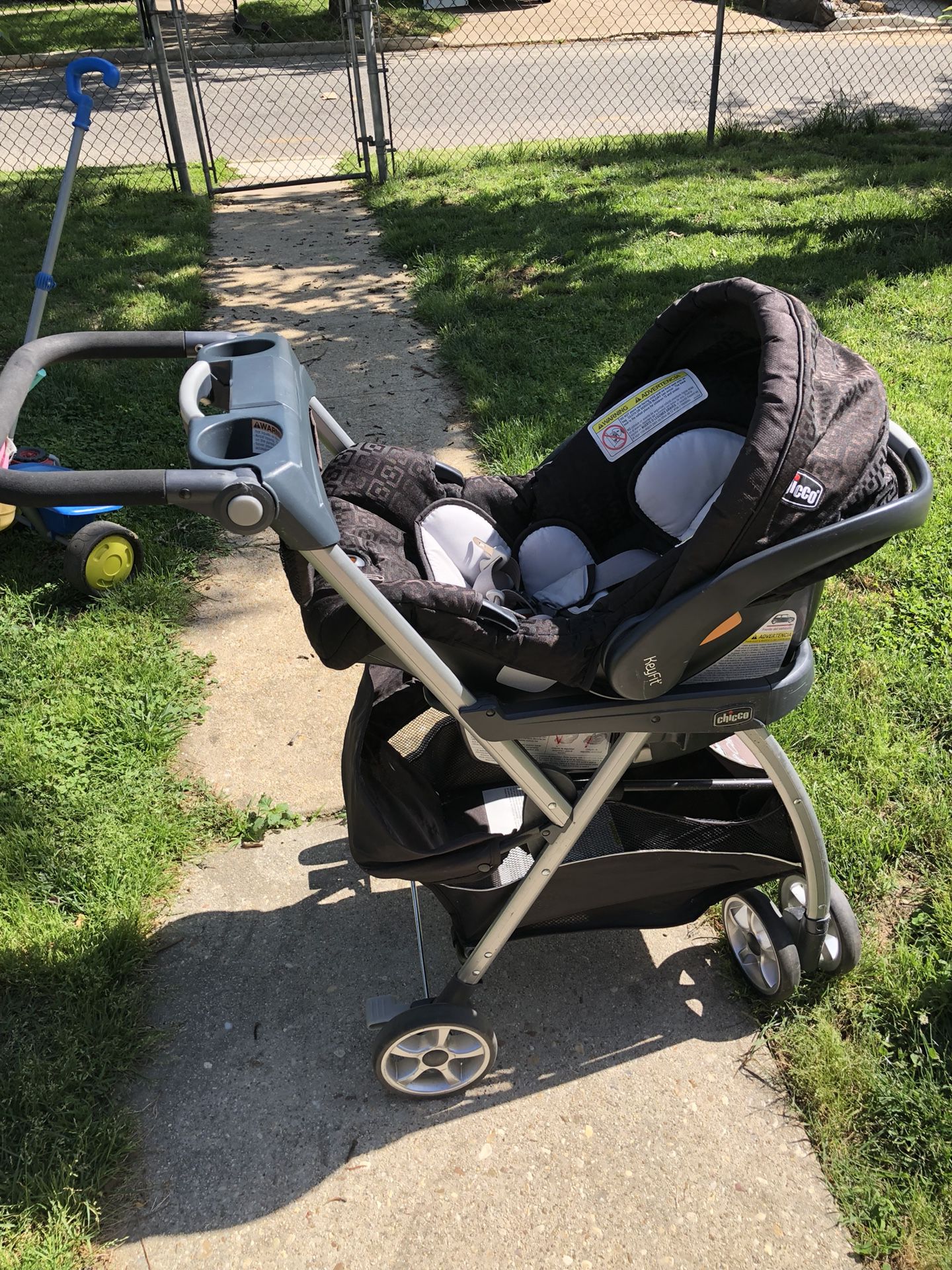 Chicco Keyfit car seat, stroller, and two car seat bases