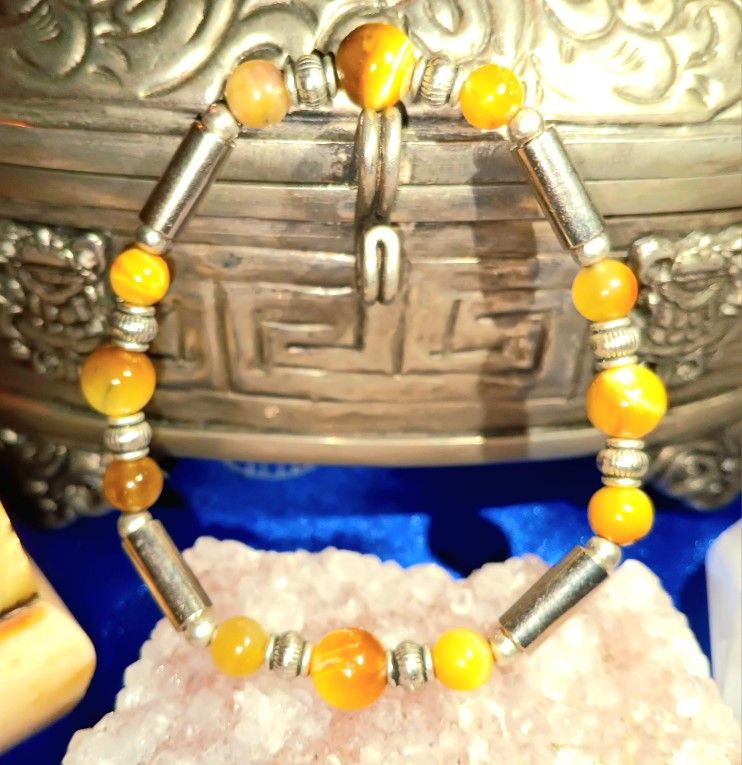 Bracelet golden tiger eye.
Silver colored fogs medium size