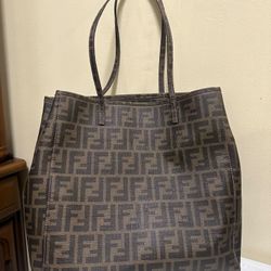  Fendi Zucca shoulder bag  good condition  no Scratches,  Inside clean. ■ Serial Code No.  No code notation as this is a vintage model. ■ Appearance /