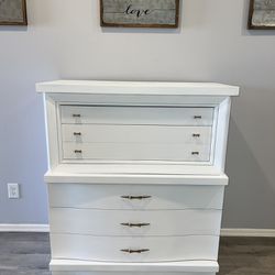 $145 firm - 5 drawer Tall dresser / chest of drawers - delivery available for a fee