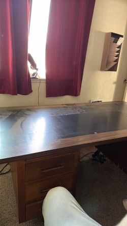 Free desk (need gone asap)
