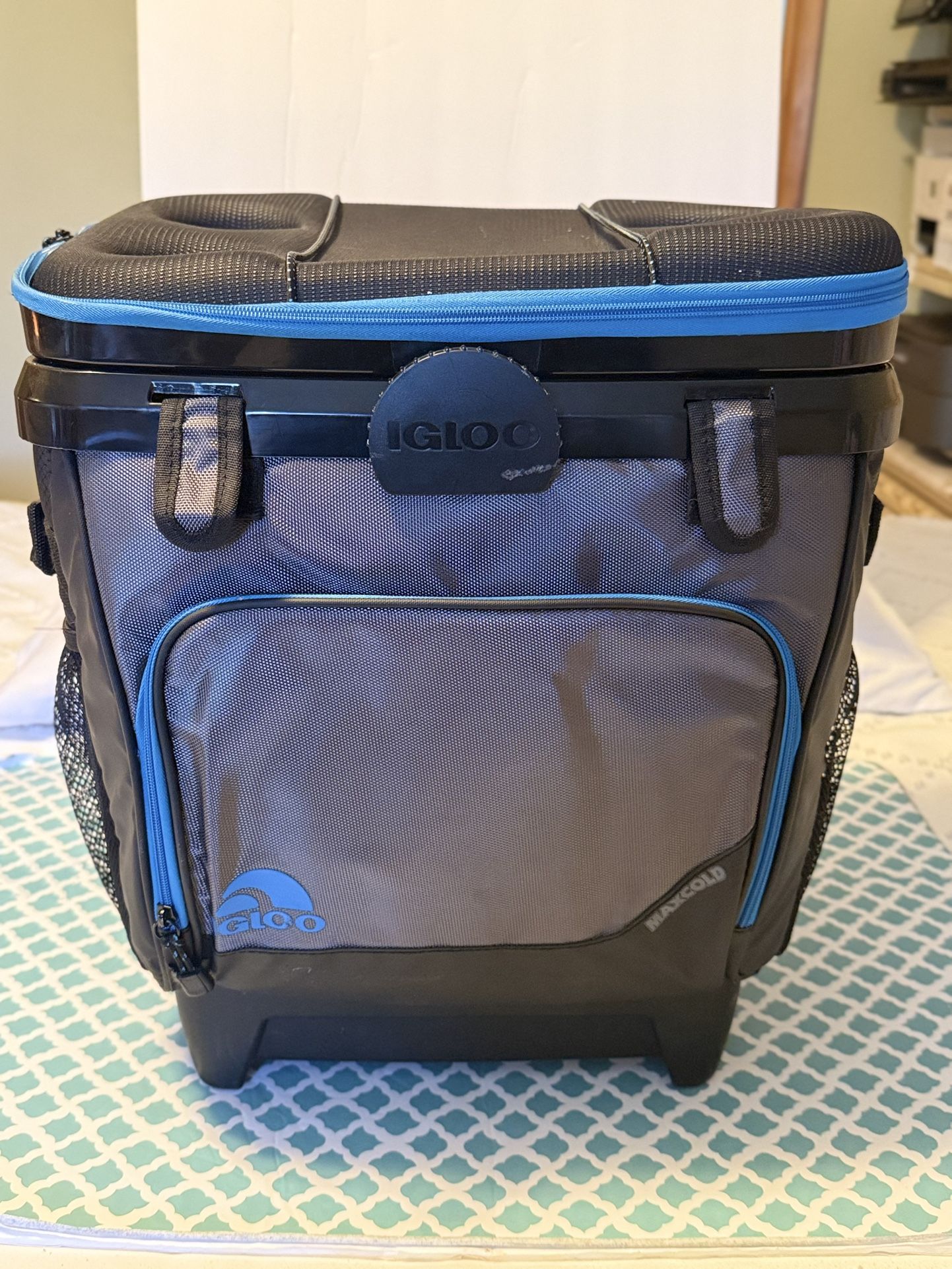 Igloo MaxCold Cool Fusion Roller Cooler (28-Quart)