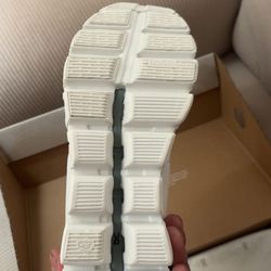 BRAND NEW women’s on cloud 5’s