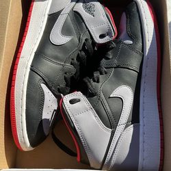 Air Jordan 1 Mid (GS) – Size 5.5Y