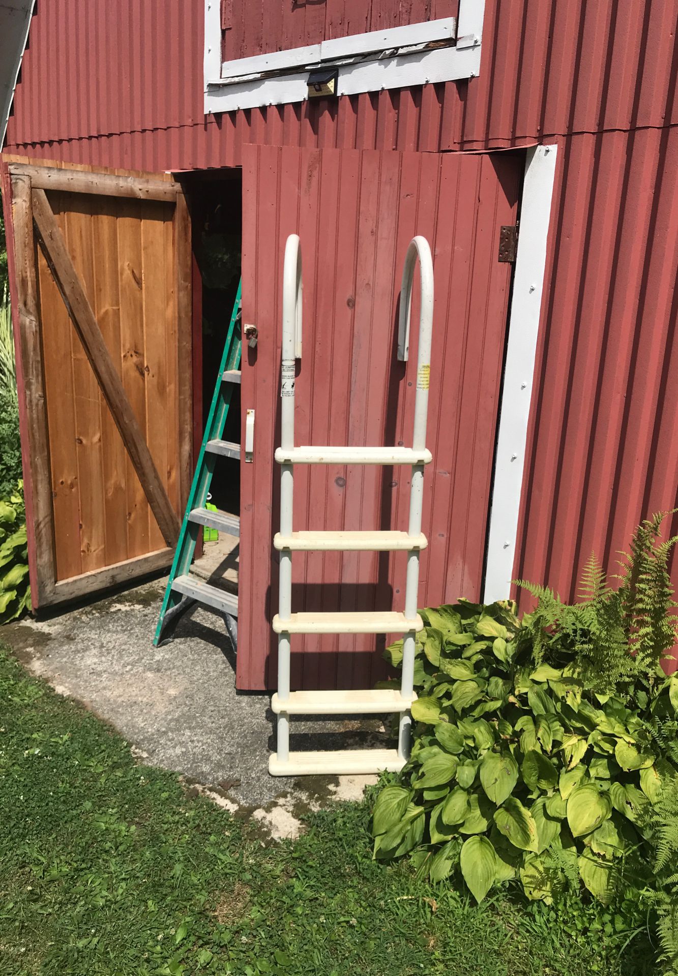 Metal pool ladder
