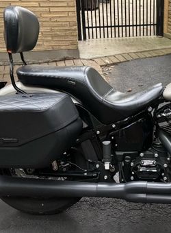 Lepera Maverick Softail Seat in like new condition.   Model LYX-910S ['18-UP] // Smooth