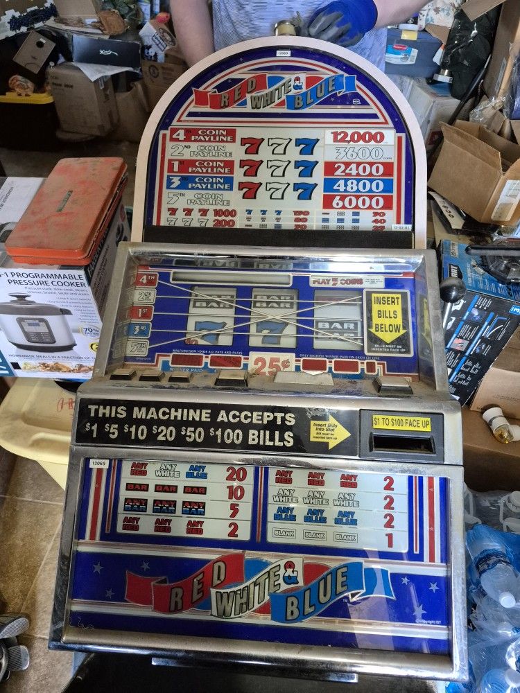 2 Slot Machines Lights Up