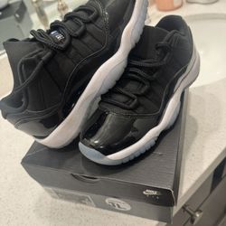 Jordan 11 Retro Low GS size 4