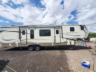 2019 Montana.40ft  luxury 5th wheel trailer king bed 5slides delivered