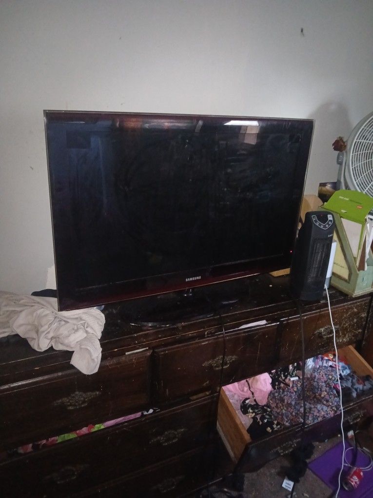 42 Inch Flat Screen Samsung TV