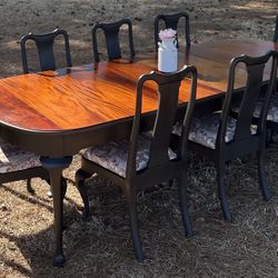 Elegant Dining Set With 8 Chairs And 3 Leaves
