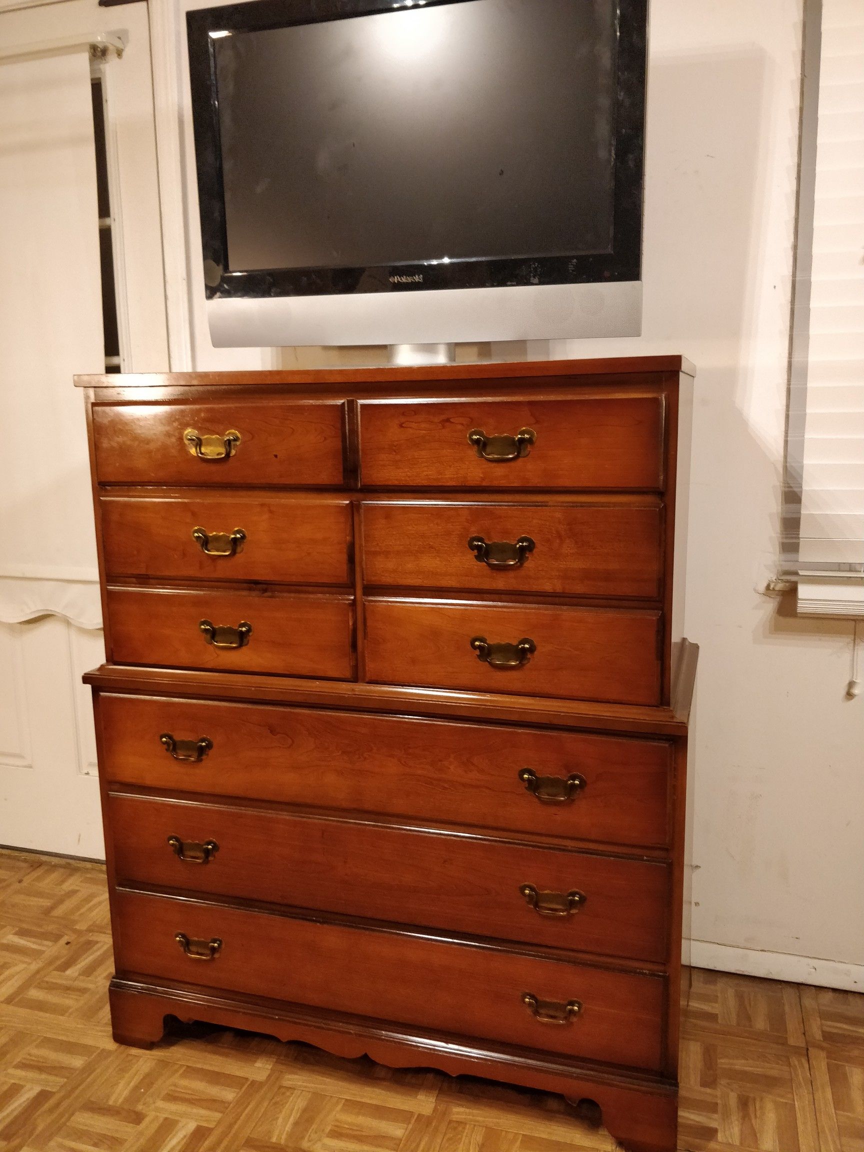 Nice solid wood DIXIE chest dresser with big drawers in great condition, all drawers sliding smoothly. L40"*W18"*H48"