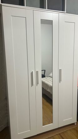 CLOSET WITH MIRROR like new
