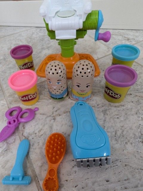 Play-Doh Buzz n Cut Fuzzy Pumper Barber Shop Electric Buzzer 4 Colors 2 Ounce