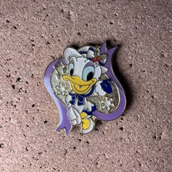 Disney pin 140938 Daisy Duck Musical Game Prize Christmas TDS music notes TDR