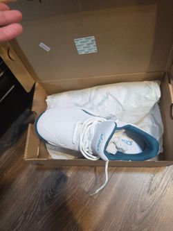 Tennis court shoes BRAND NEW SIZE US 5.5