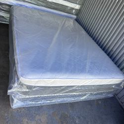 Queen mattress pillow top set with box spring (2pc - new) 