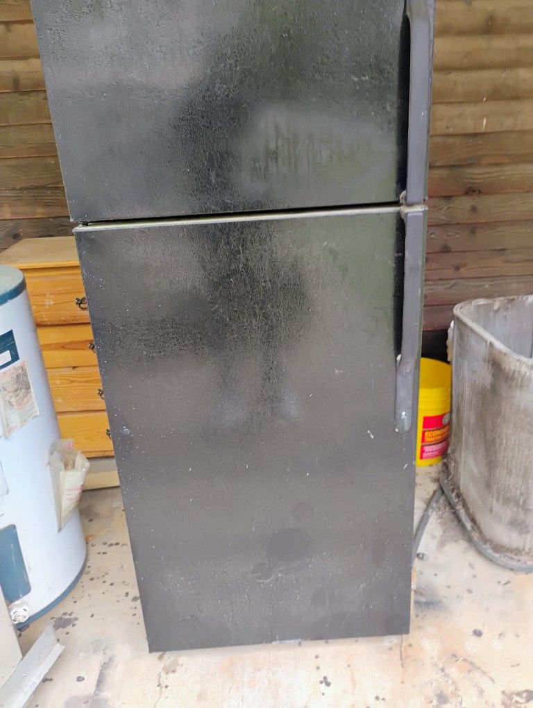GE Fridge Black (Freezes at Top get a little cold at bottom